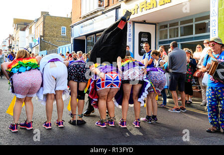 Festival de la semaine folklorique de Broadstairs. Femmes lâche côté Morris et inclinées sur leur clignotant pendant la parade principale bloomers. Banque D'Images