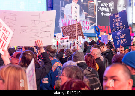 New York, États-Unis. 05Th Nov, 2018. Des milliers de personnes en solidarité avec la protestation protestation exigeant procureur général intérimaire Matthew Whitaker se récuser un avocat spécial Russie probe at Times Square Crédit : Lev Radin/Pacific Press/Alamy Live News Banque D'Images