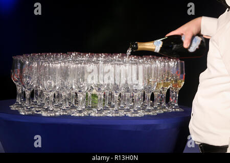 Détails avec verres de champagne en attente d'être servi à des gens qui arrivent à un parti de luxe Banque D'Images