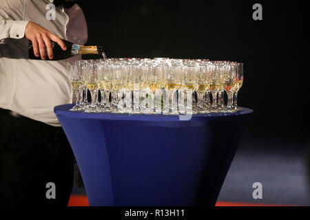 Détails avec verres de champagne en attente d'être servi à des gens qui arrivent à un parti de luxe Banque D'Images