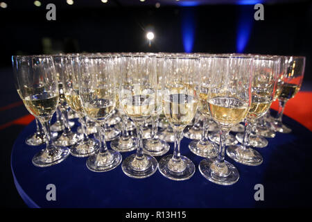 Détails avec verres de champagne en attente d'être servi à des gens qui arrivent à un parti de luxe Banque D'Images