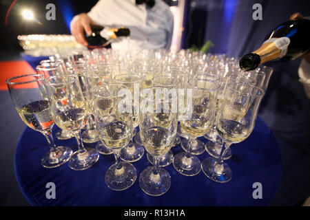 Détails avec verres de champagne en attente d'être servi à des gens qui arrivent à un parti de luxe Banque D'Images