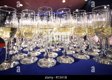 Détails avec verres de champagne en attente d'être servi à des gens qui arrivent à un parti de luxe Banque D'Images