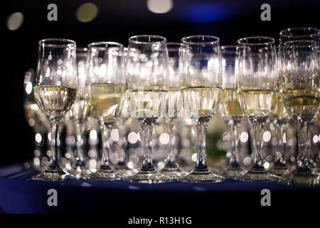 Détails avec verres de champagne en attente d'être servi à des gens qui arrivent à un parti de luxe Banque D'Images