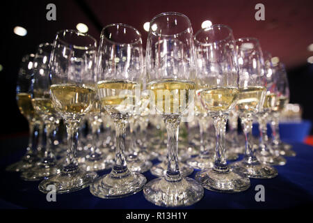 Détails avec verres de champagne en attente d'être servi à des gens qui arrivent à un parti de luxe Banque D'Images