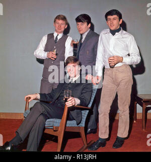 Les chercheurs du groupe pop britannique en 1965. De gauche à droite : John McNally, Chris Curtis, Mike Pender, Frank Allen Banque D'Images