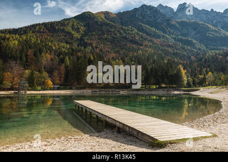 Jasna pittoresque lac à la journée ensoleillée d'automne,Slovénie. Banque D'Images