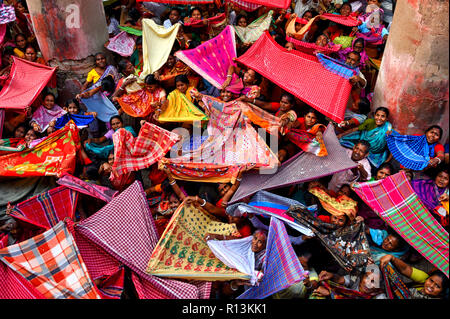 Kolkata, Inde. 05Th Nov, 2018. Les dévots hindous sont la collecte des offres de bon augure un temple à Kolkata au cours de Annakut Festival . Credit : Avishek Das/Pacific Press/Alamy Live News Banque D'Images