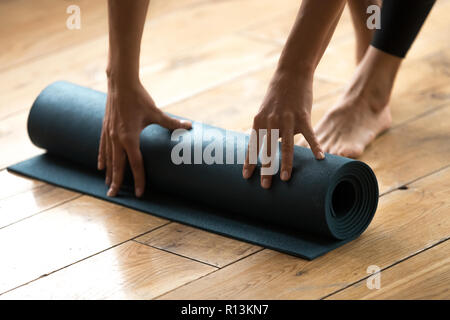 Le début de sa femme et la pratique des exercices de fitness bleu déroulant Banque D'Images