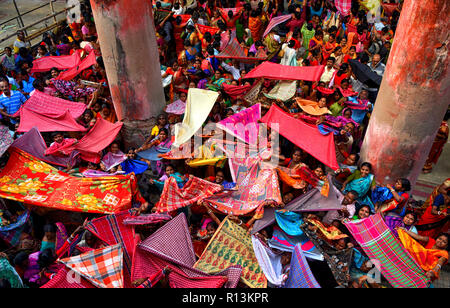Kolkata, Inde. 05Th Nov, 2018. Les dévots hindous sont la collecte des offres de bon augure un temple à Kolkata au cours de Annakut Festival . Credit : Avishek Das/Pacific Press/Alamy Live News Banque D'Images