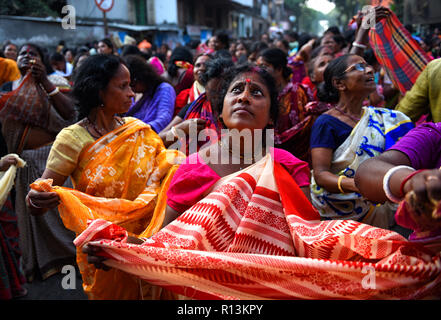 Kolkata, Inde. 05Th Nov, 2018. Les dévots hindous sont la collecte des offres de bon augure un temple à Kolkata au cours de Annakut Festival . Credit : Avishek Das/Pacific Press/Alamy Live News Banque D'Images