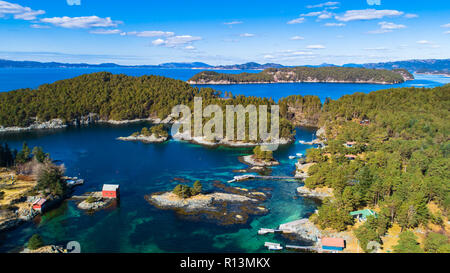 Vue du fjord de l'antenne près de Os village. Bergen, Norvège. Banque D'Images