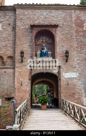 Entrée de l'abbaye de Monte Oliveto Maggiore (monastère bénédictin), Toscane, Italie Banque D'Images