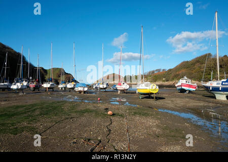 Watermouth Cove North Devon à marée basse montrant yachts et bateaux échoués sur une journée ensoleillée Banque D'Images