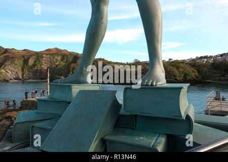 Statue Verity par Damien Hirst dans la bouche de port de North Devon Ilfracombe Banque D'Images