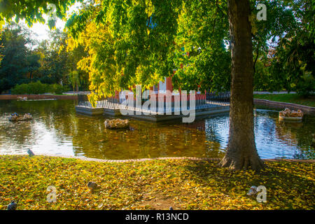 Casita del Pescador et son étang. Le parc du Retiro, Madrid, Espagne. Banque D'Images