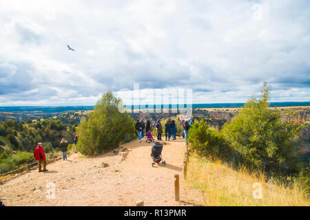 Les personnes à la vue sur la rivière Duraton. Hoces del Duraton, réserve naturelle de la province de segovia, Castilla Leon, Espagne. Banque D'Images