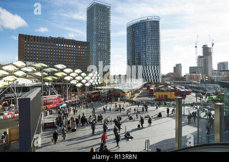 London Stratford Stratford Londres - l'infrastructure des transports de la gare routière, et le haut-fond d'art, et le centre commercial de Stratford (sur la gauche). Banque D'Images