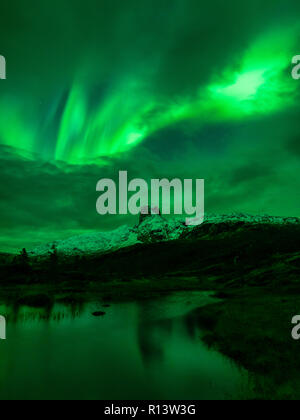 Northern light plus Steigtinden Mt, dans le nord de la Norvège. Banque D'Images