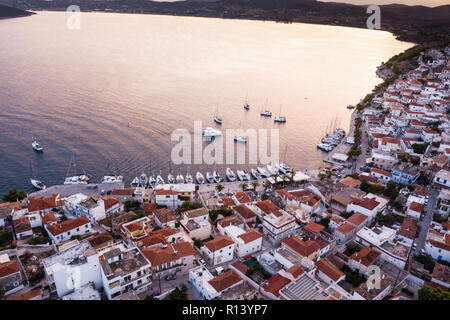 Vue aérienne du port de plaisance d'Ermioni, au crépuscule, sur la mer Egée, en Grèce. Banque D'Images