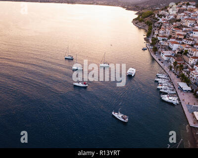 Vue aérienne du port de plaisance d'Ermioni, au crépuscule, sur la mer Egée, en Grèce. Banque D'Images