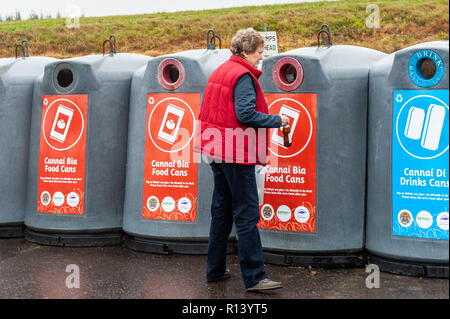 Le recyclage des bouteilles en verre à femme Derryconnell Installation de recyclage, Ballydehob, West Cork, Irlande Banque D'Images