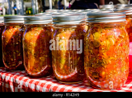 Conserves sont vendus en pots au marché dans le parc de la place de la cathédrale, le 3 novembre 2018, à Mobile, Alabama. L'événement, qui a eu lieu samedi matin 13 oct.-nov. Banque D'Images