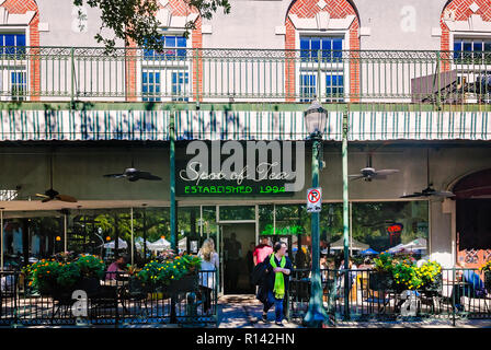 Diners sont illustrés à l'extérieur de la place du thé, le 3 novembre 2018, à Mobile, Alabama. Banque D'Images