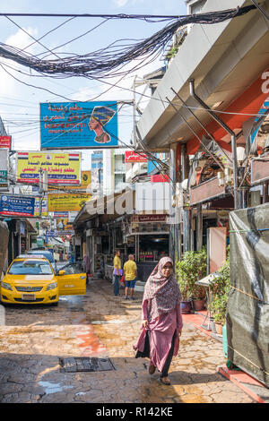 Bangkok, Thaïlande - 1er octobre 2018 : une femme marche dans la rue arabe au large de Sukhumvit Road. La région est connue pour les entreprises d'Arabie. Banque D'Images