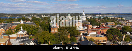 L'Académie Navale Dome et le Maryland Statehouse montrent des bâtiments jusqu'au centre de la ville d'Annapolis Banque D'Images