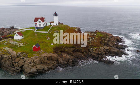 Le phare de lumière rouge Nubble avertit les navigateurs des rochers dangereux et surfez sur la côte Est de l'Océan Atlantique Banque D'Images