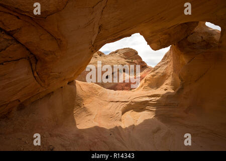 NV00112-00...NEVADA - un double arch dans le grès aztèque de la région de Rainbow Vista Valley of Fire State Park. Banque D'Images