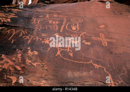 NV00115-00...NEVADA - Ancient Native American art rupestre, pétroglyphes, sur l'Atlatl Rock dans la Vallée de Feu State Park. Banque D'Images