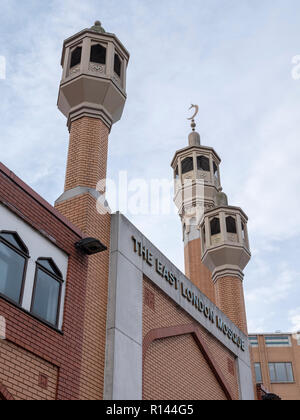 Les minarets de la mosquée est de Londres sur la route commerciale à Whitechapel dans l'Est de Londres, Angleterre Banque D'Images