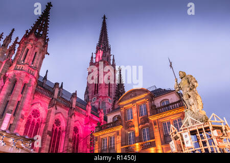 Mulhouse, France, le 23 décembre 2017 : vue de la Cathédrale illuminée et décorée pour le marché de Noël par une journée d'hiver Banque D'Images