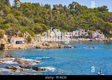 Les personnes bénéficiant d'un bain de soleil dans la Cala S'Alguer Cove de Palamos, Gérone, Catalogne, Espagne. Banque D'Images