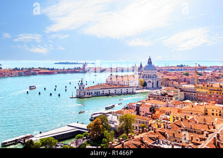 Santa Maria della Salute et l'île de Giudecca, vue de la Piazza San Marco Hotel Banque D'Images