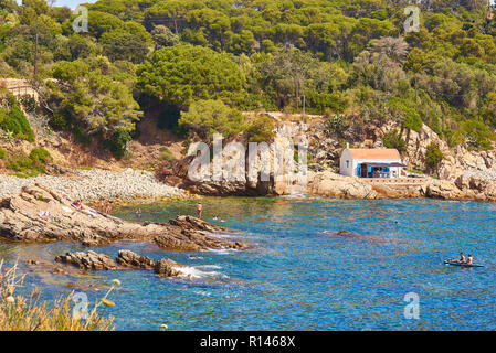 Les personnes bénéficiant d'un bain de soleil dans la Cala S'Alguer Cove de Palamos, Gérone, Catalogne, Espagne. Banque D'Images