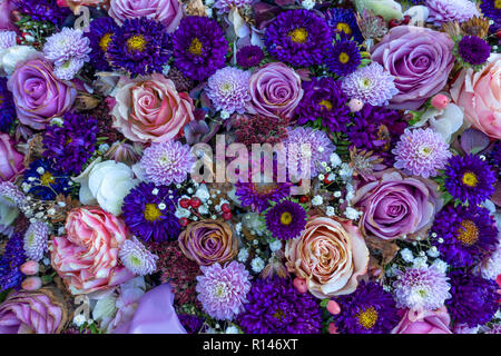 Arrangement de fleurs pourpre légèrement flétries Banque D'Images