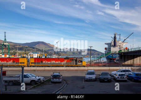 Un Kiwirail train revient après la livraison ou la collecte de fret Port Lyttelton Banque D'Images