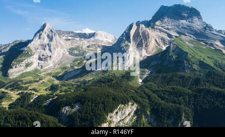 Les belles montagnes et vallées des Pyrénées françaises dans le département des Hautes-Pyrénées. Banque D'Images