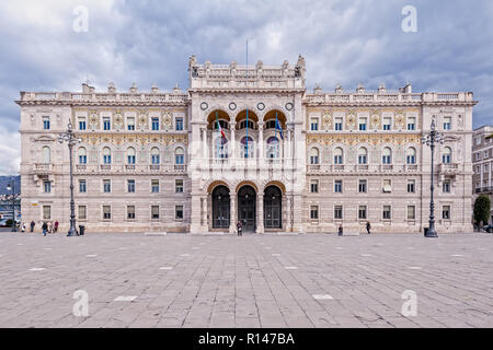 Trieste, Italie - Février - 20 - 2018 : Unité de l'Italie, la place de l'accueil Préfecture de la ville.(La Piazza Unità d'Italia, le Palazzo della Prefettura) Banque D'Images