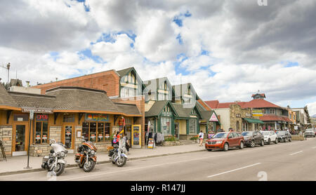 JASPER, AB, Canada - Juin 2018 : Paysage de boutiques et restaurants sur le boulevard Connaught, l'un de la rue principale qui traverse Jasper, en Alberta. Banque D'Images