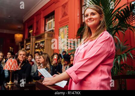 Avec un menu tout rose canape, BLOOM Jasmin & Rose cocktails Gin, rose, sacs goody et accueilli dans le pinkest prix en ville, le Coral Chambre de l'hôtel Bloomsbury, Penguin Random House a célébré la publication des féministes ne porte pas de Rose (et d'autres mensonges) organisée par l'écrivain et co-fondateur de la protestation, Scarlett Curtis Rose, et avec 52 des femmes de l'univers de l'activisme, Hollywood et les arts. Guest inclus : Lily James, Amanda Seyfried, Claudia Winkleman, Emma Freud, Richard Curtis, Helen Fielding, Laura Bailey, Alastair Campbell, Deborah Frances-White, et Bella Freud Banque D'Images