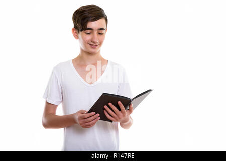 Studio shot of young woman smiling persan heureux tandis que rea Banque D'Images