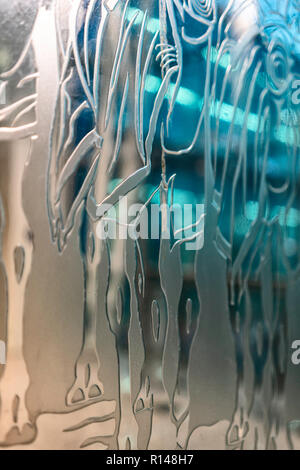 Gravures abstraites dans du verre, avec des tons bleus. Banque D'Images