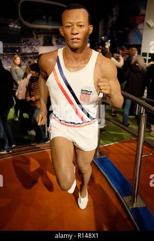 La figure de cire de l'athlète afro-américain Jesse Owens à l'attraction touristique de renommée mondiale du musée de cire de Madame Tussauds à Londres, Royaume-Uni. Banque D'Images