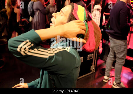 Cire figure de légende de la musique reggae Bob Marley à l'attraction touristique de renommée mondiale du musée de cire de Madame Tussauds à Londres, Royaume-Uni. Banque D'Images