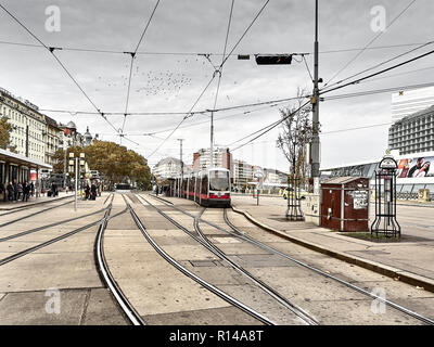 Vienne, Autriche - 1 novembre 2018 - Vue sur les rues de Vienne. Les gens attendent le bus pour passer Banque D'Images