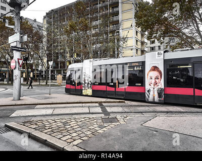 Vienne, Autriche - 1 novembre 2018 - Vue d'un tramway passant dans les rues de Vienne Banque D'Images